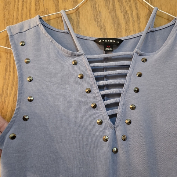 Cute light grayish blue, sleeveless top with strapy v neck with bead details. - Picture 4 of 5